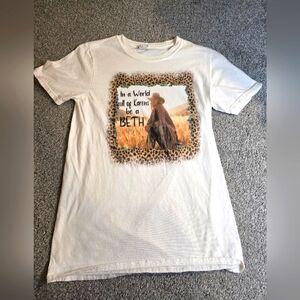 In a World Full of Karen's Be a Beth White tee Ladies Size Small Western Graphic